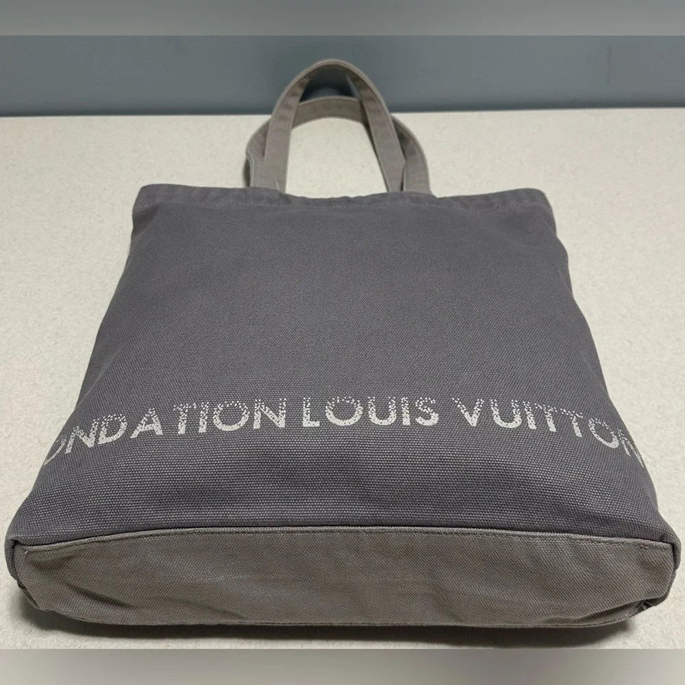 Louis Vuitton Fondation Paris Limited Edition Tote Bag Cotton Grey Unisex - Picture 5 of 11